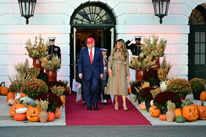 Halloween w Białym Domu 2025: Trump rozdaje dzieciom słodycze