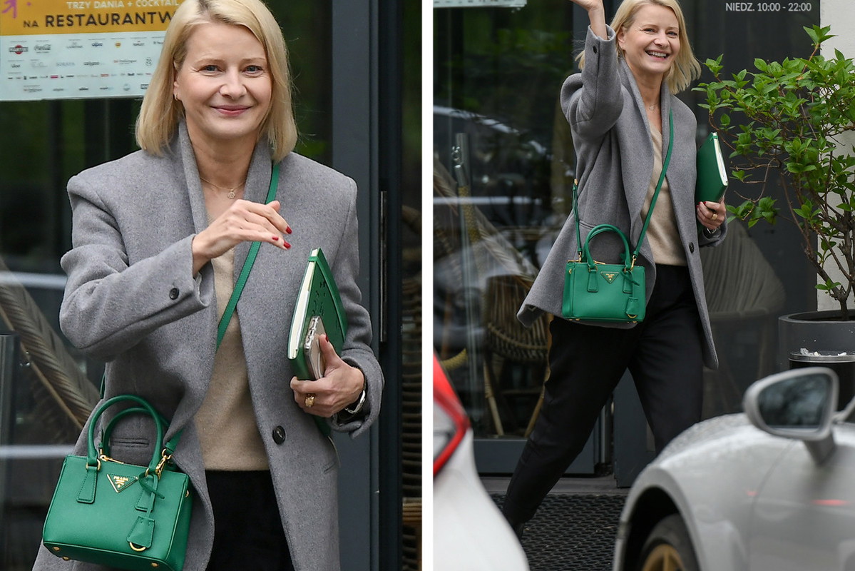 Małgorzata Kożuchowska w dobrym nastroju macha do paparazzi