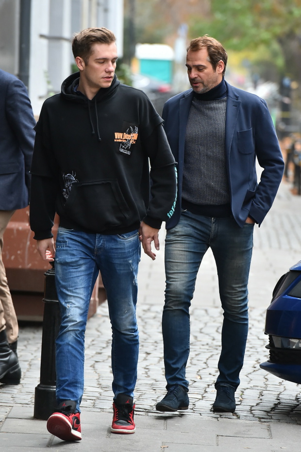 Pawe? Del?g z synami przed studiem DD TVN