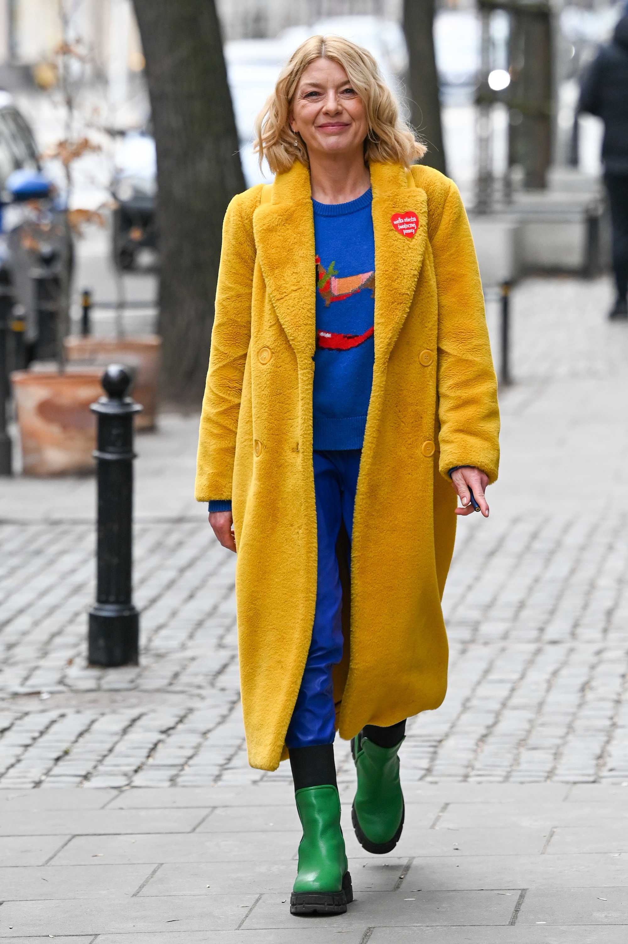 Edyta Olszówka pod studiem Dzień Dobry TVN w żółtym płaszczu