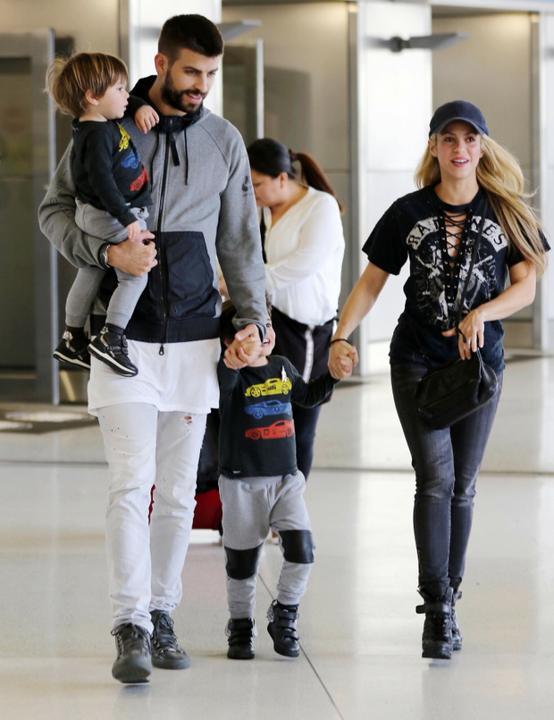 Shakira i Pique z dzie?mi na lotnisku