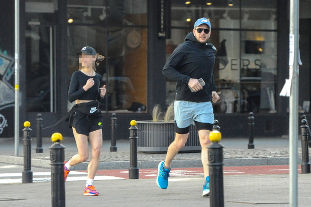 2022.03.23 WarszawaFilip Chajzer z partnerka joggingFOT TER1/AF EOS