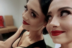 Adriana Kalska eksponuje biust na nowym zdjęciu