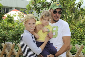 Piotr Gąsowski i Anna Głogowska z córką Julią