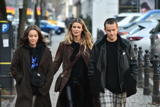 Marta Wi?niewska z dzie?mi  przed studiem Dzie? Dobry TVN