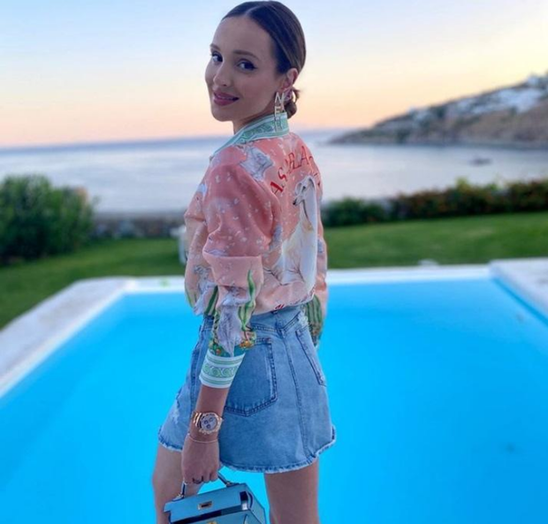 Marina w jeansowej spódnicy mini