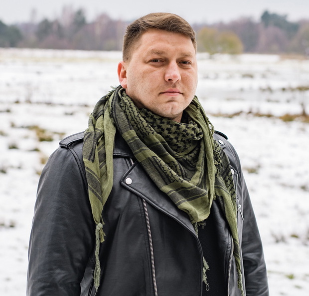 Maciej z "Rolnik szuka żony 8" w czarnej kurtce