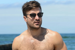 Piotr Stramowski bez koszulki nad morzem