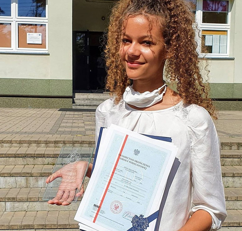 Emilia Dankwa pochwaliła się świadectwem z czerwonym paskiem