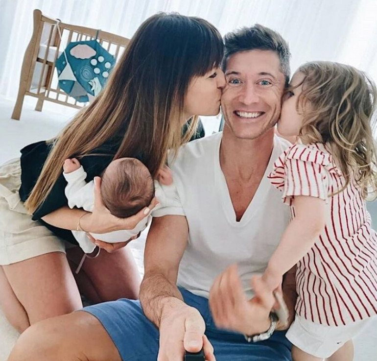 Robert Lewandowski z żoną i córkami