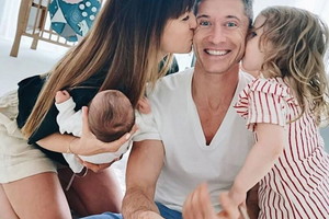 Robert Lewandowski z żoną i córkami