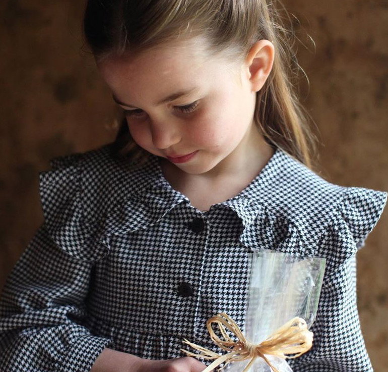 Księżniczka Charlotte w sukience w kratę w dniu urodzin