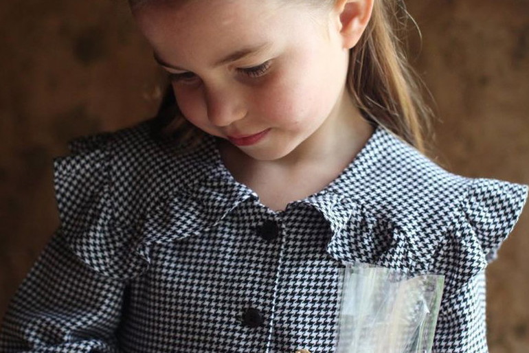Księżniczka Charlotte w sukience w kratę w dniu urodzin