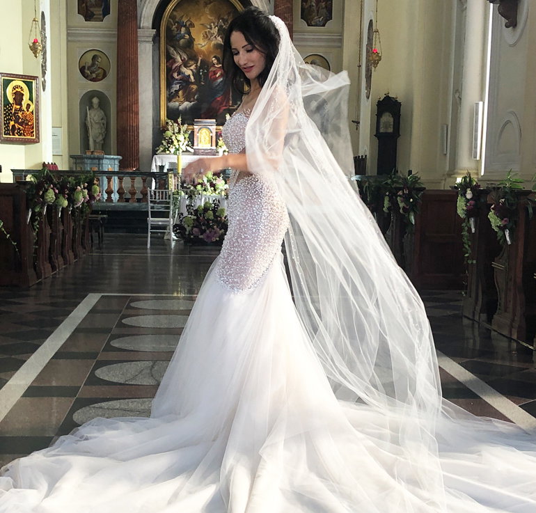 Justyna Steczkowska w sukni ślubnej na planie filmu