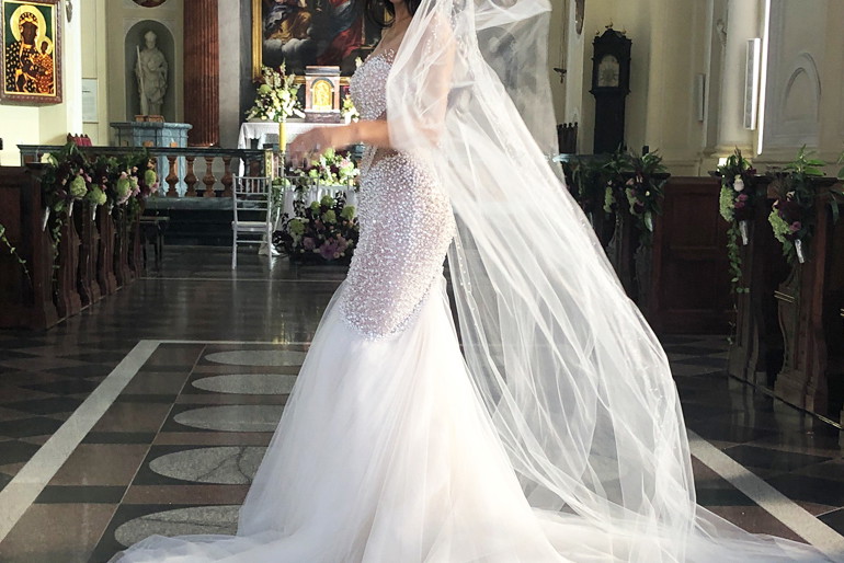 Justyna Steczkowska w sukni ślubnej na planie filmu