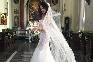 Justyna Steczkowska w sukni ślubnej na planie filmu