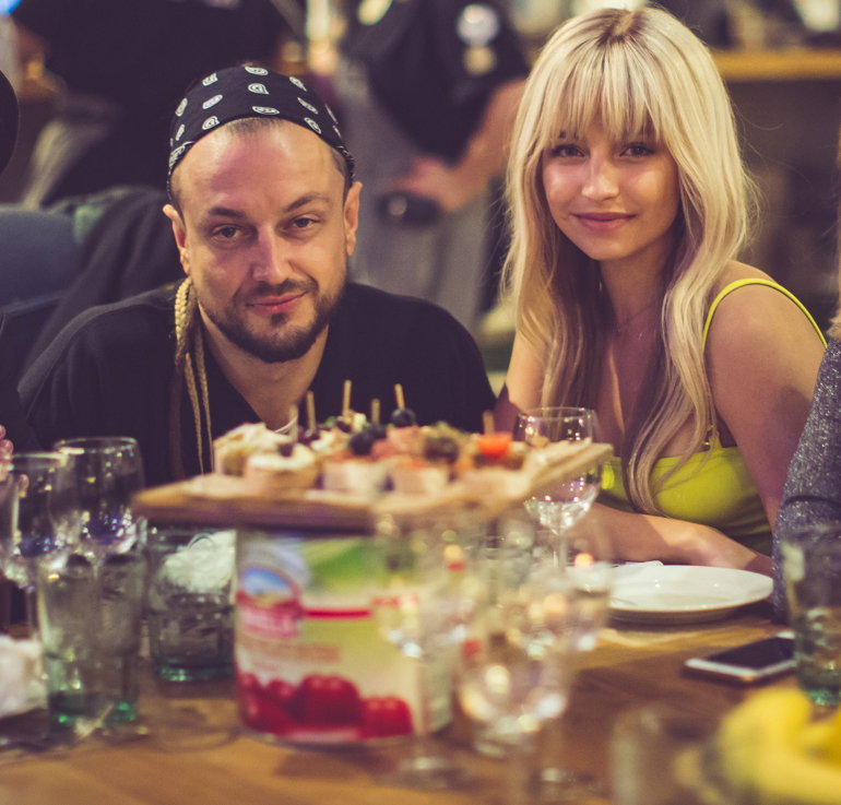Julia Wieniawa i Alek Baron przy stoliku w restauracji