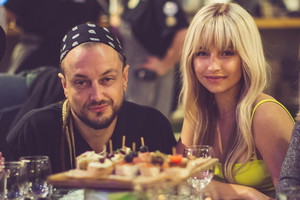 Julia Wieniawa i Alek Baron przy stoliku w restauracji