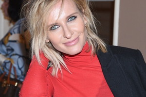 Patrycja Markowska w prześwitującej bluzce na premierze w teatrze