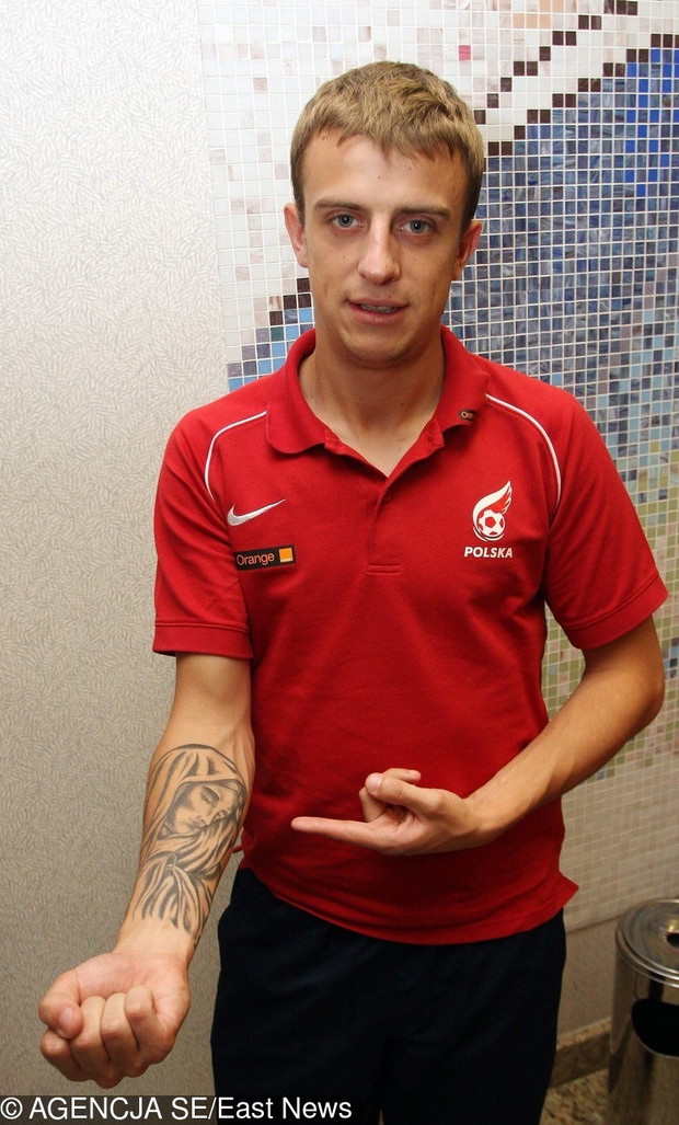 Kamil Grosicki pokazuje swój tatua?