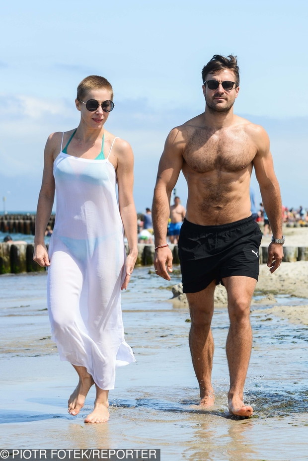 Katarzyna Warnke i Piotr Stramowski pr??? si? na pla?y