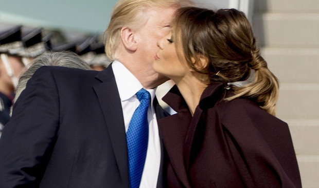 Donald Trump całuje Melanię