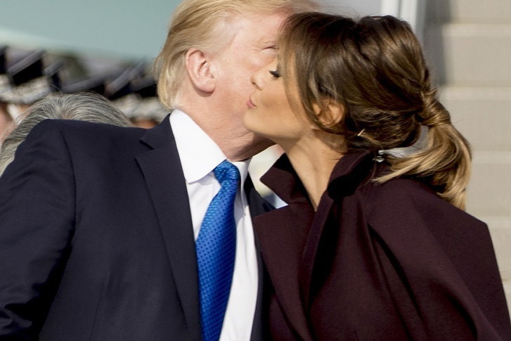 Donald Trump całuje Melanię