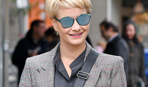 Małgorzata Kożuchowska w retro stylizacji pod studiem Dzień Dobry TVN