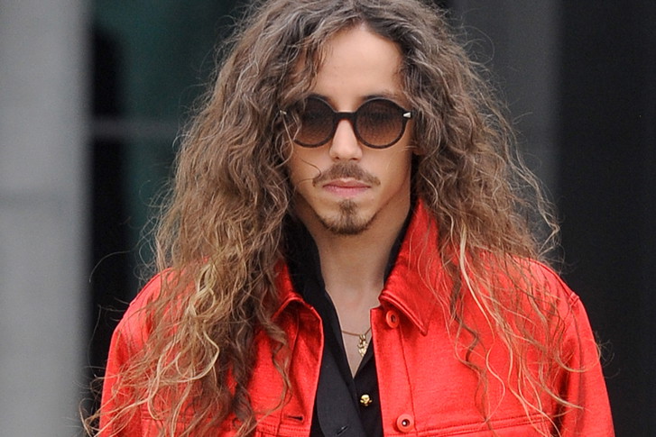 Michał Szpak pod studiem TVP