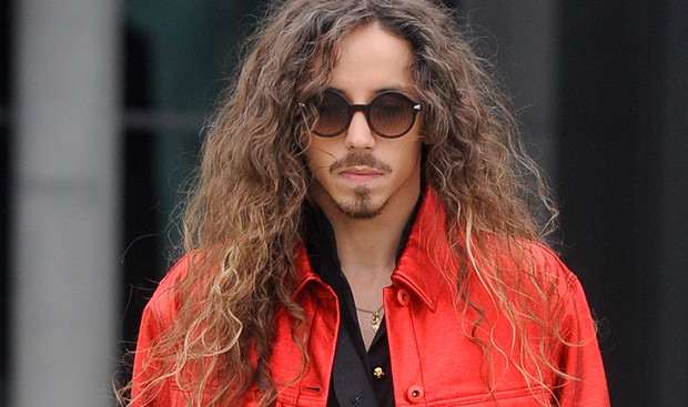 Michał Szpak pod studiem TVP