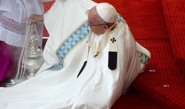 Poważny upadek papieża Franciszka na Jasnej Górze