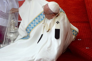 Poważny upadek papieża Franciszka na Jasnej Górze