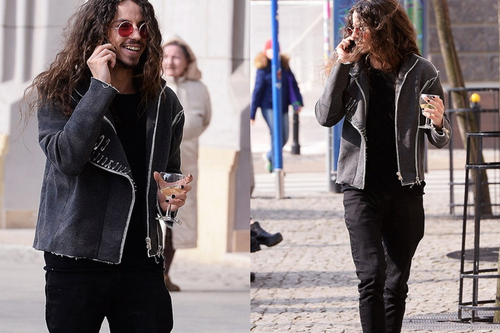 Michał Szpak z kieliszkiem wina na ulicach Warszawy