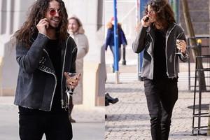 Michał Szpak z kieliszkiem wina na ulicach Warszawy