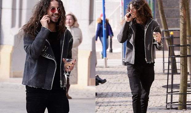 Michał Szpak z kieliszkiem wina na ulicach Warszawy