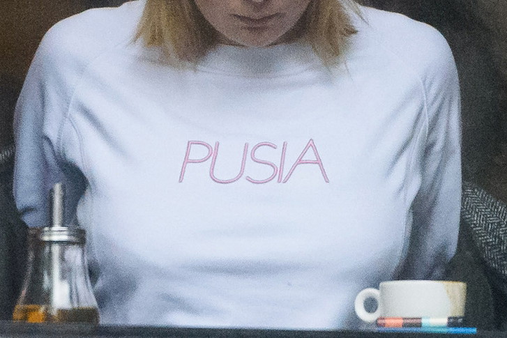 Marta Wierzbicka w bluzie z napisem Pusia