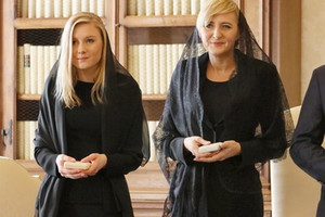 Kłótnia o stój Agaty i Kingi Dudy na audiencji u papieża