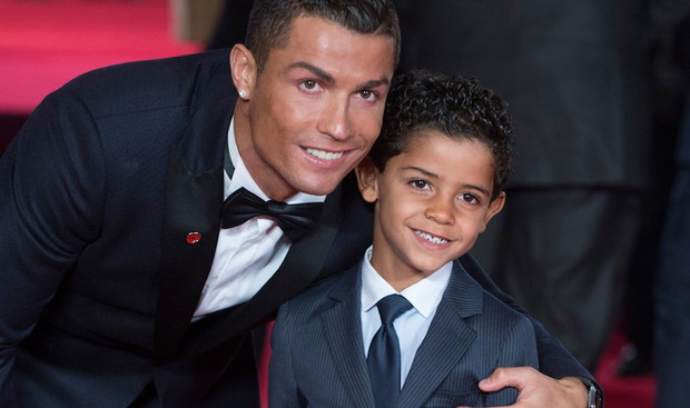 Cristiano Ronaldo z synem i mamą na premierze filmu "Ronaldo"