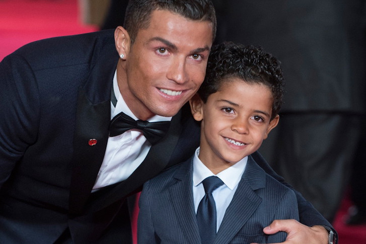 Cristiano Ronaldo z synem i mamą na premierze filmu "Ronaldo"