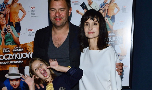 Tomasz Karolak i Viola Kołakowska z córką na premierze filmu Klub Włóczykijów