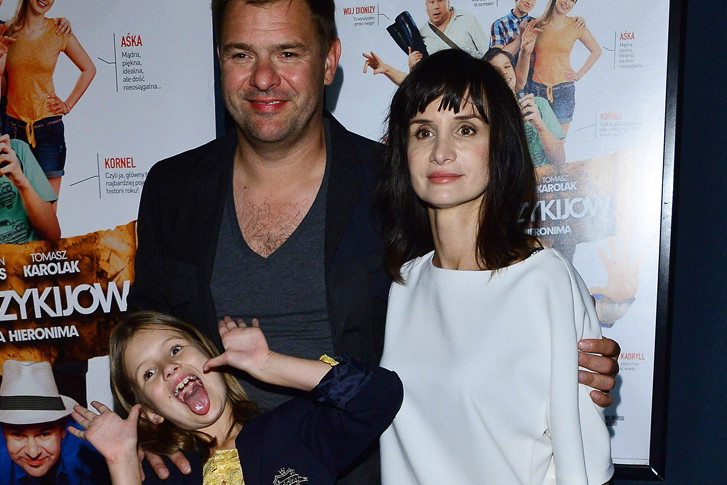 Tomasz Karolak i Viola Kołakowska z córką na premierze filmu Klub Włóczykijów
