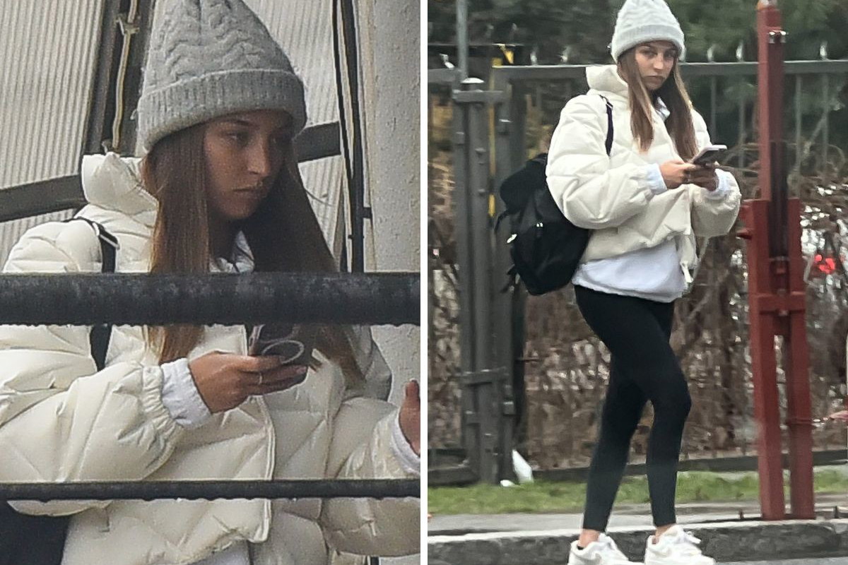 Julia Wieniawa bez humoru spaceruje po Warszawie