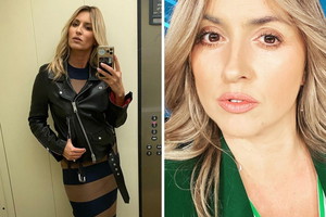 Karolina Szostak w sukience w paski i w zielonej marynarce