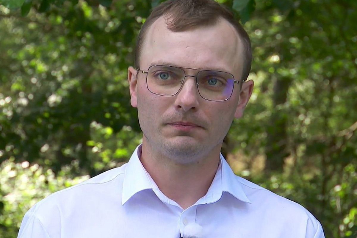 Rolnik szuka żony: Mateusz w białej koszuli