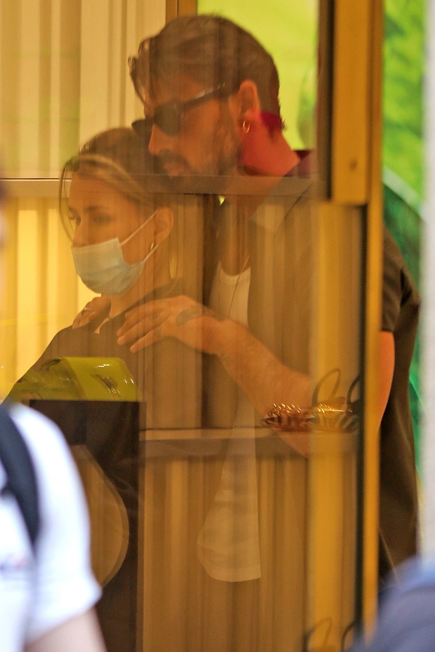 EXCLUSIVE: Michael Morrone and co-star polish actress Anna-Maria Sieklucka (365 Days) are seen in Milan shopping