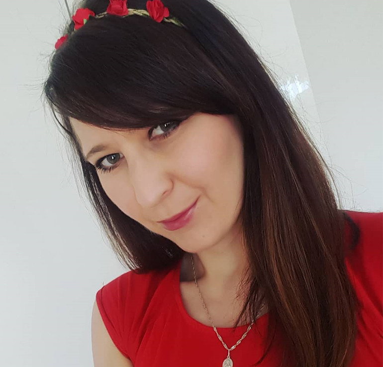 Agata Rusak z "Rolnik szuka żony" w czerwonej bluzce
