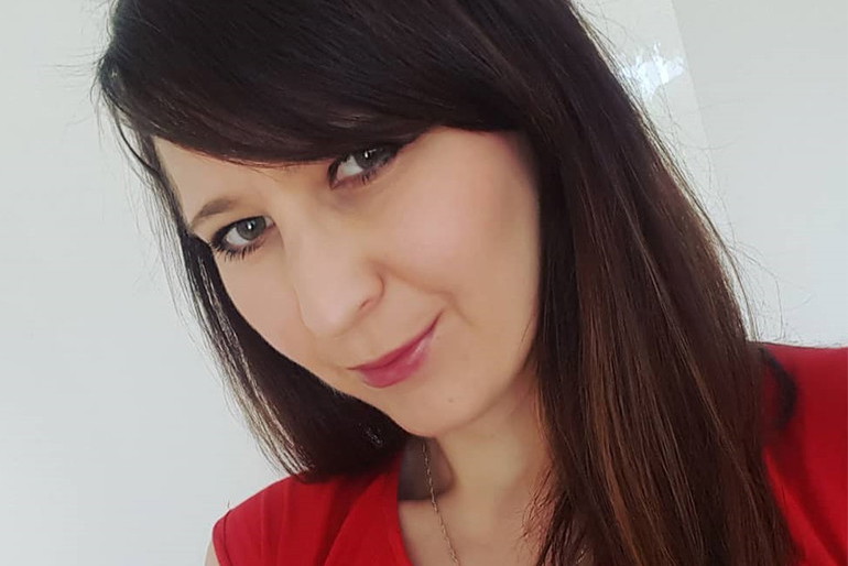 Agata Rusak z "Rolnik szuka żony" w czerwonej bluzce