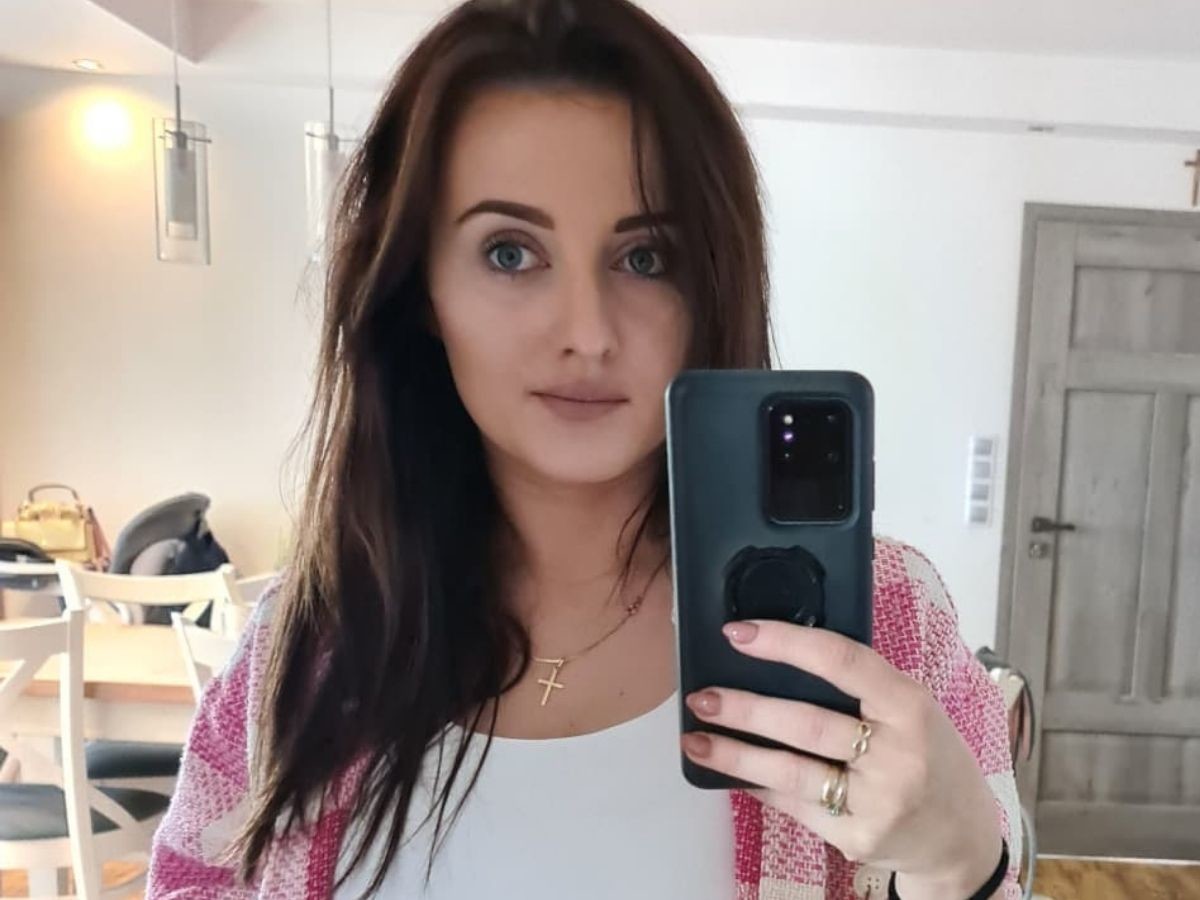 Ania Bardowska w koszuli w kratę