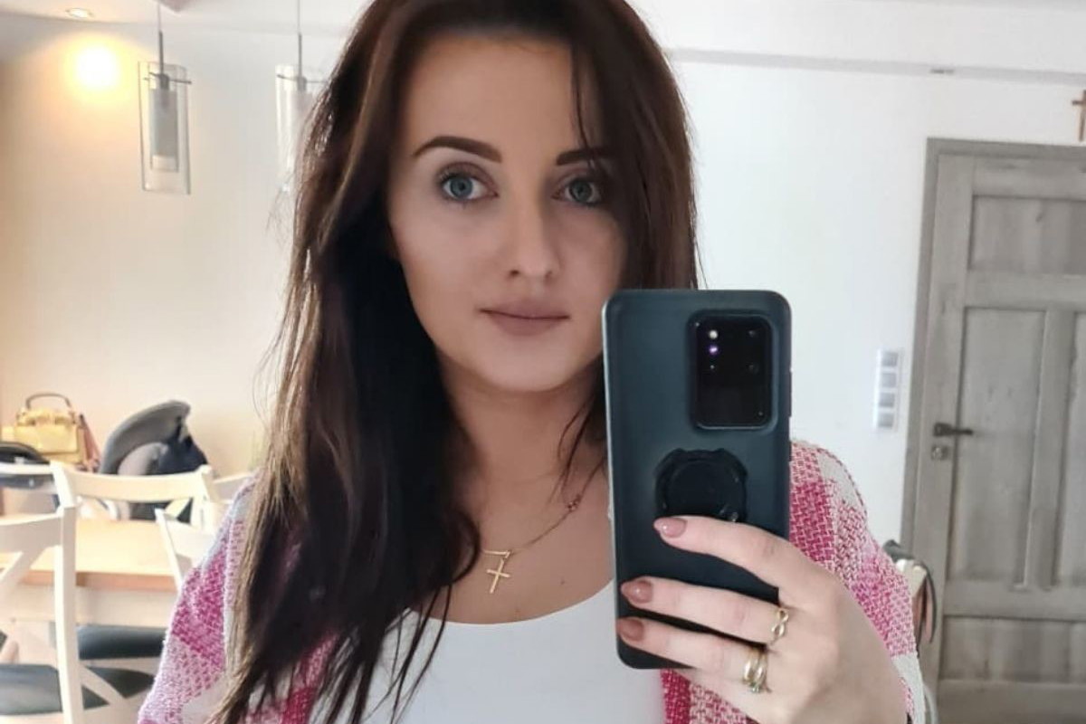 Ania Bardowska w koszuli w kratę