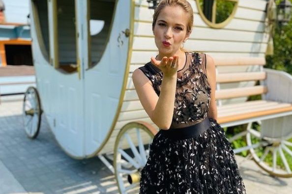 Marta z "Rolnik szuka żony" w czarnej sukni w kwiaty